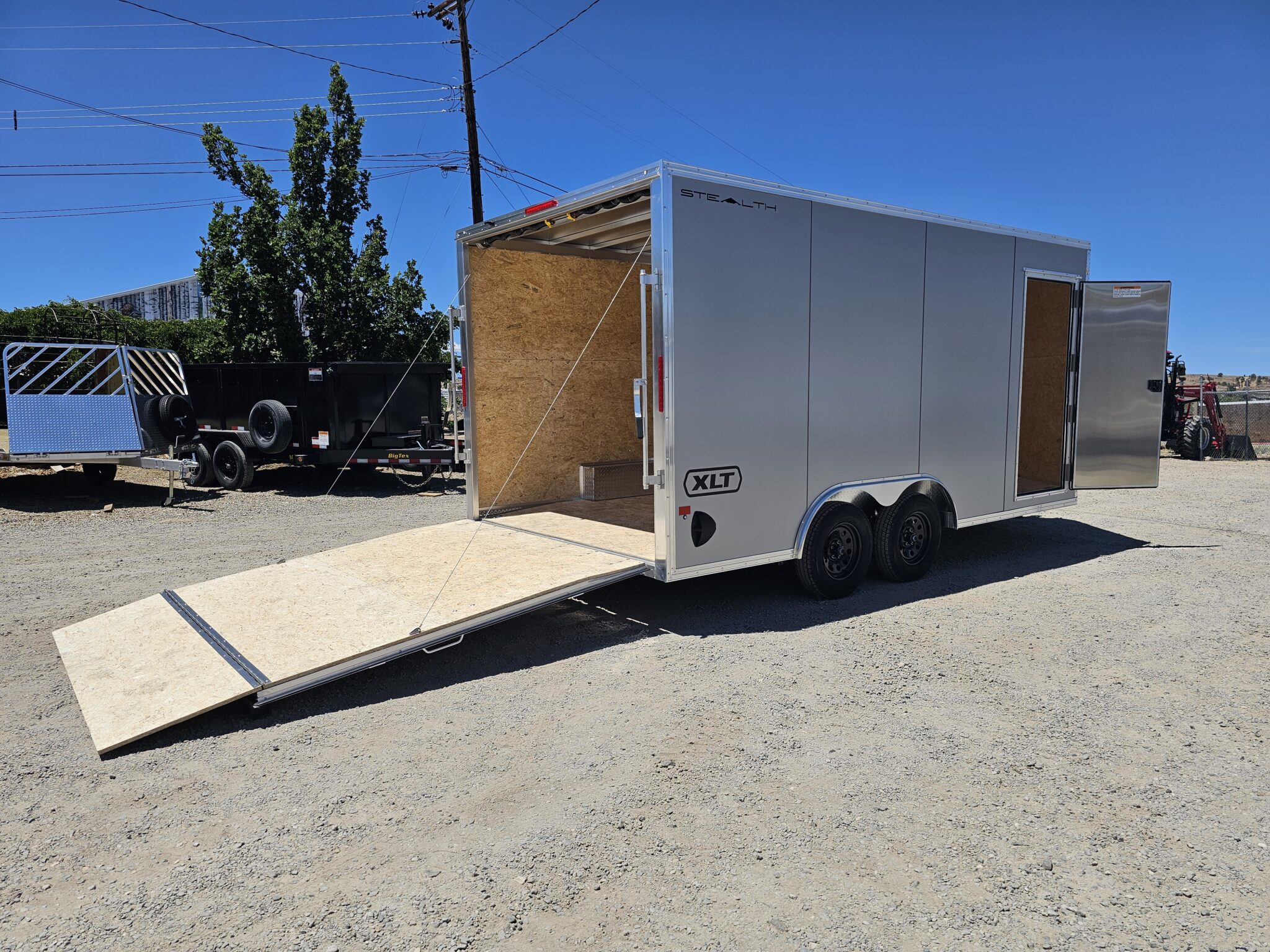 2026 Alcom 8.5'x16' V-Nose Stealth XLT Car Hauler - Image 9